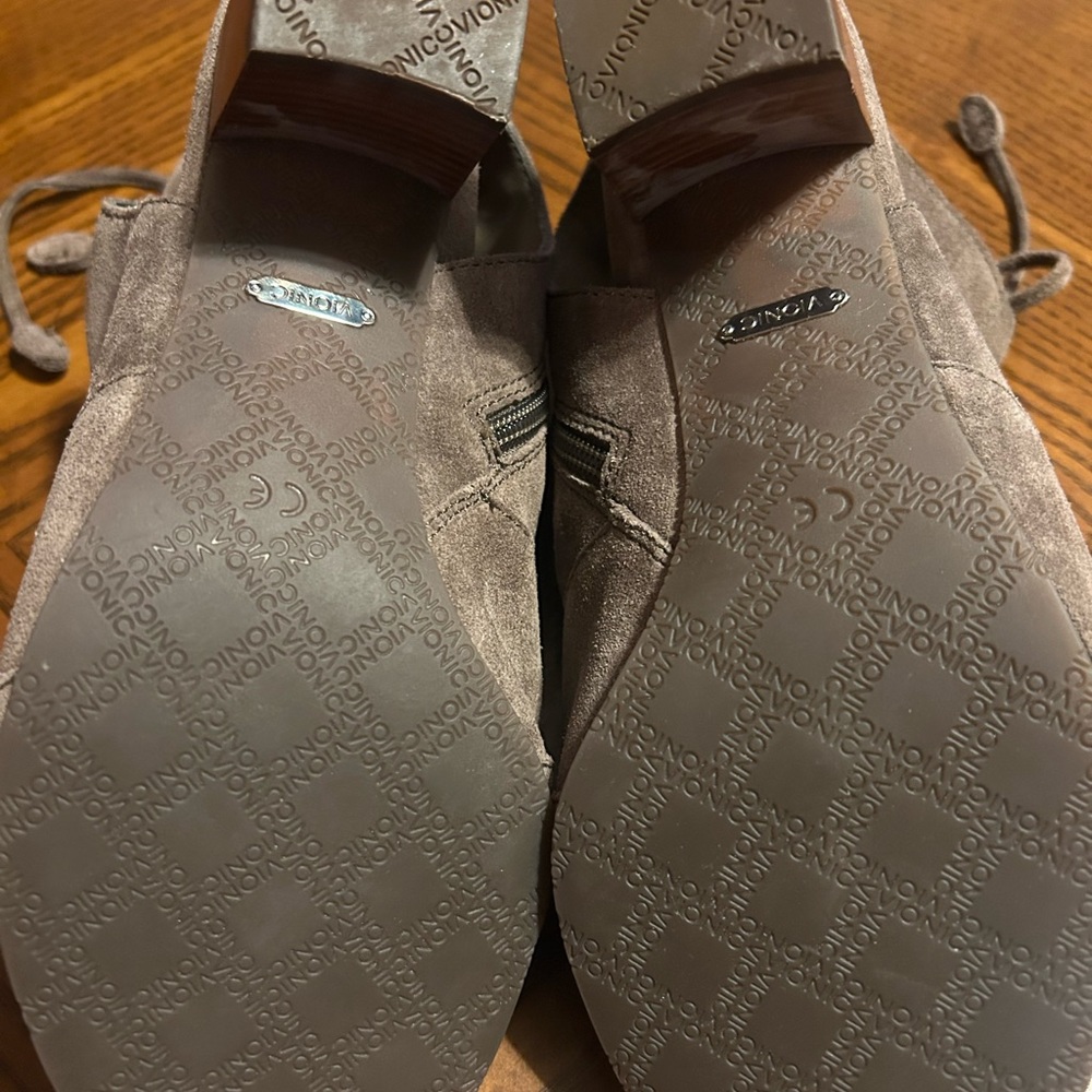 Size 8 booties Vionic - Picture 5 of 5